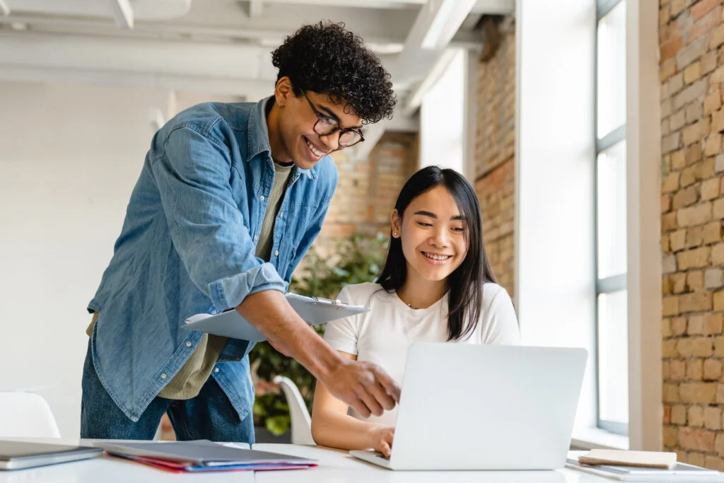 Temp-to-hire vs direct hire – supervisor training a new employee at work